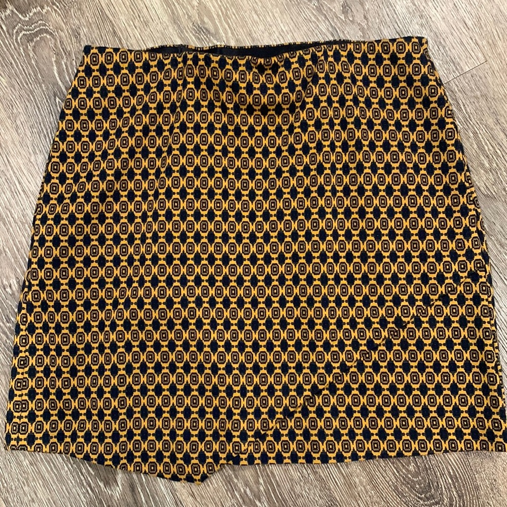 CAbi Standout Skirt Size Medium in Polyester and Nylon blend w/ eased waistband